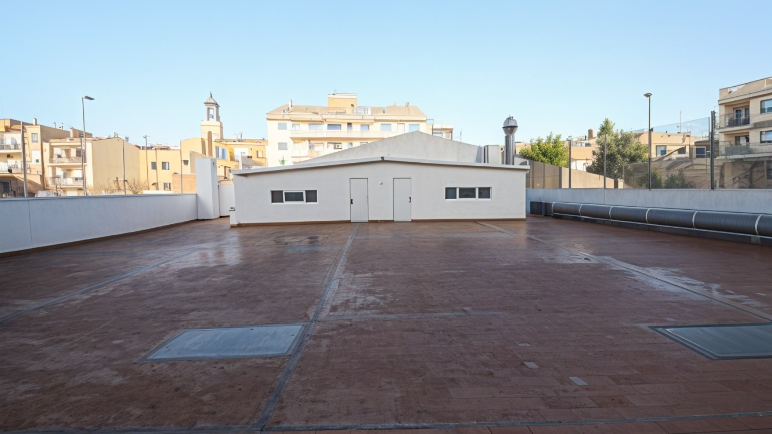 Excel·lent pis en venda, cèntric, inclou despatx i pàrquing, a Figueres