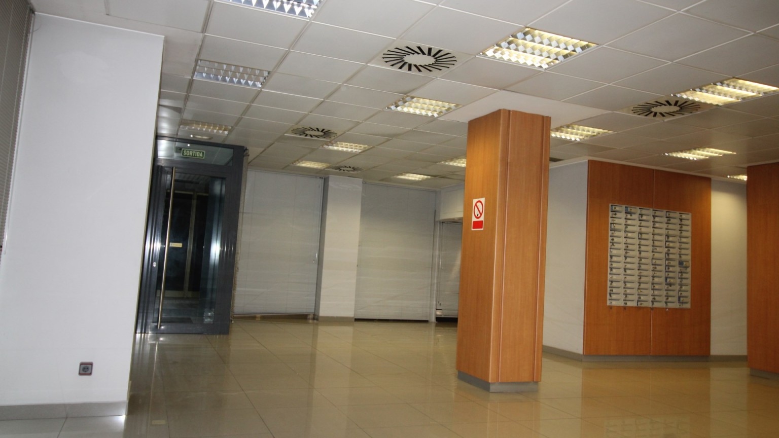 Premises for sale, ideal for commercial or office use, Creu de la mà area, in Figueres