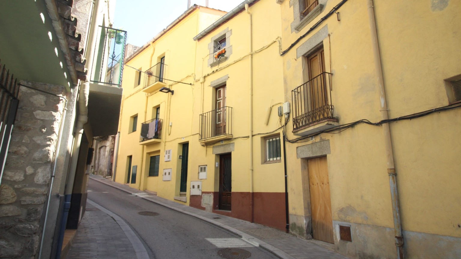 Casa en venta, de planta baja y dos pisos, con garaje opcional,  en  La Jonquera