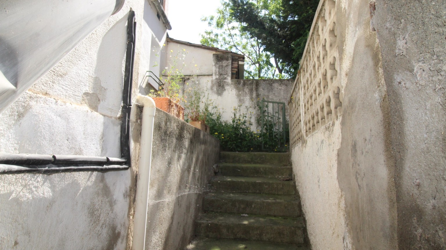 Casa en venta, de planta baja y dos pisos, con garaje opcional,  en  La Jonquera