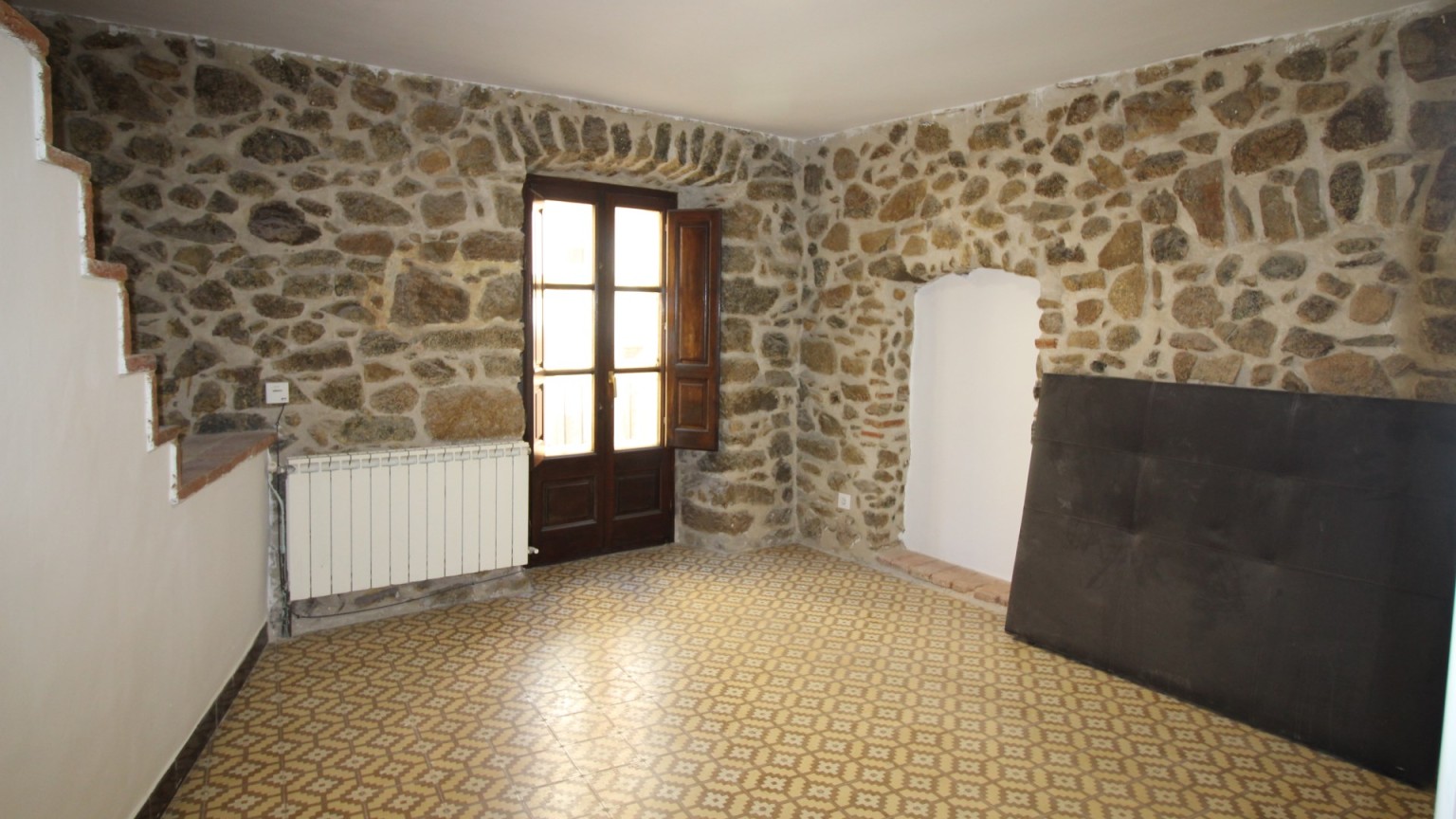 Casa en venta, de planta baja y dos pisos, con garaje opcional,  en  La Jonquera