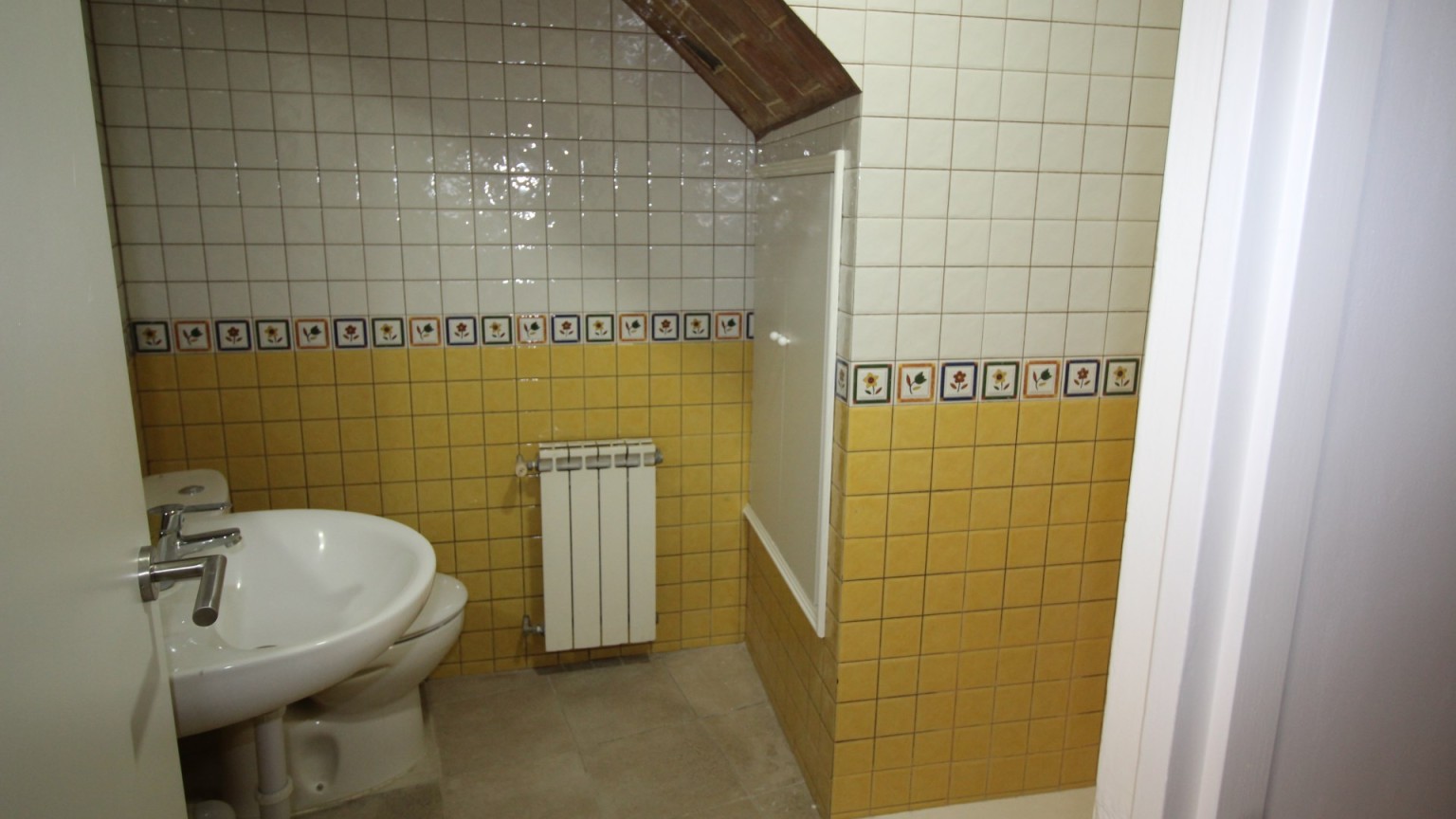 Casa en venta, de planta baja y dos pisos, con garaje opcional,  en  La Jonquera