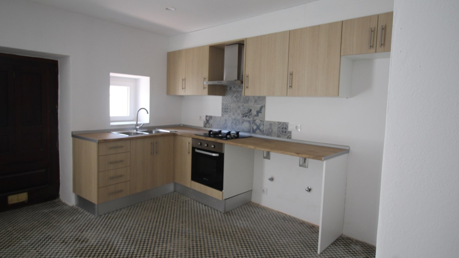 Casa en venta, de planta baja y dos pisos, con garaje opcional,  en  La Jonquera