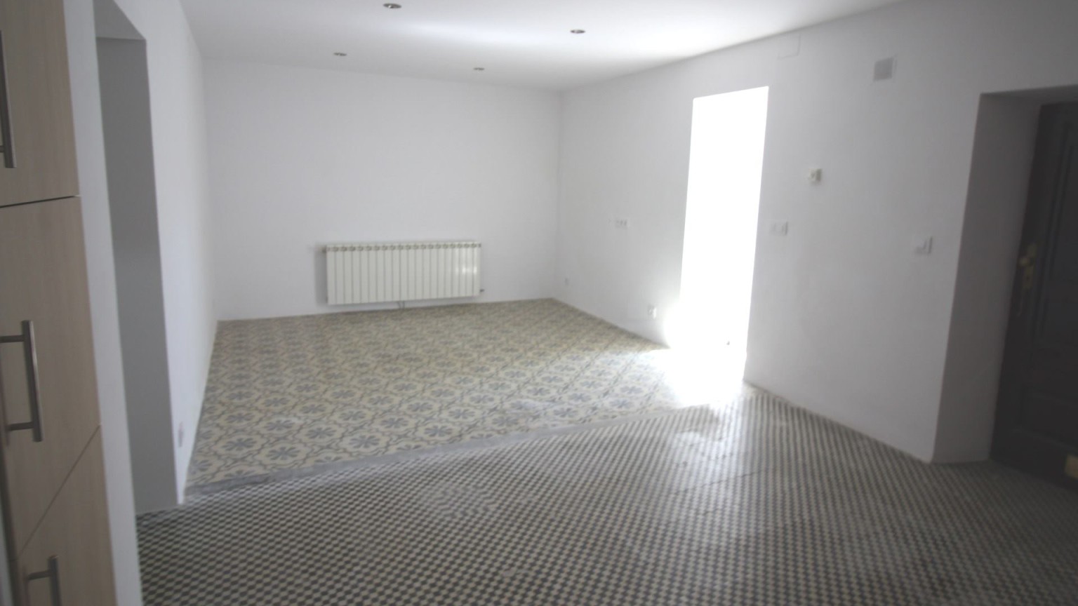 Casa en venta, de planta baja y dos pisos, con garaje opcional,  en  La Jonquera