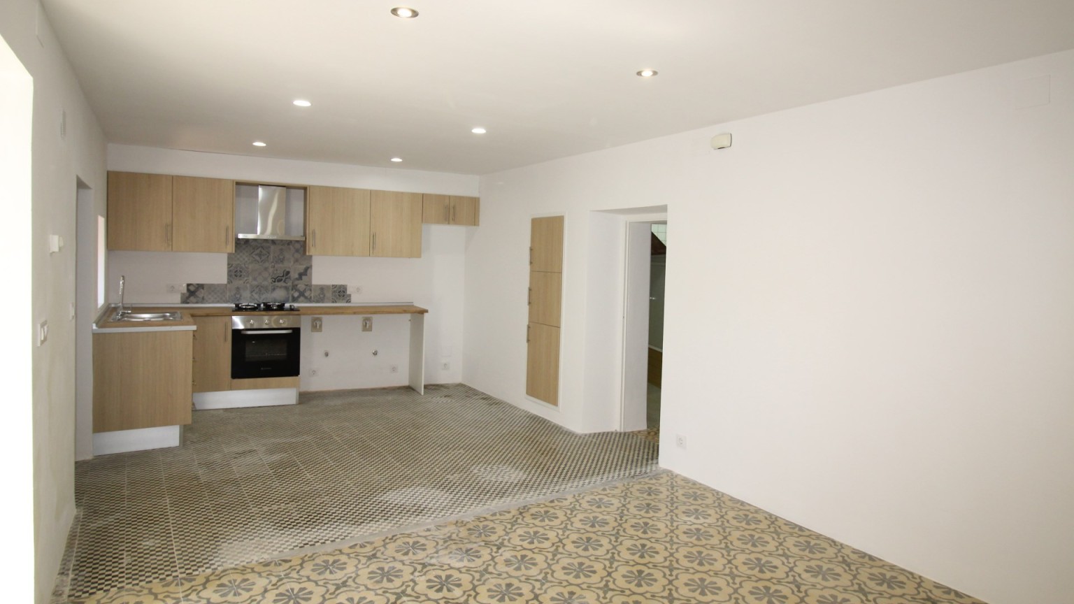 Casa en venta, de planta baja y dos pisos, con garaje opcional,  en  La Jonquera