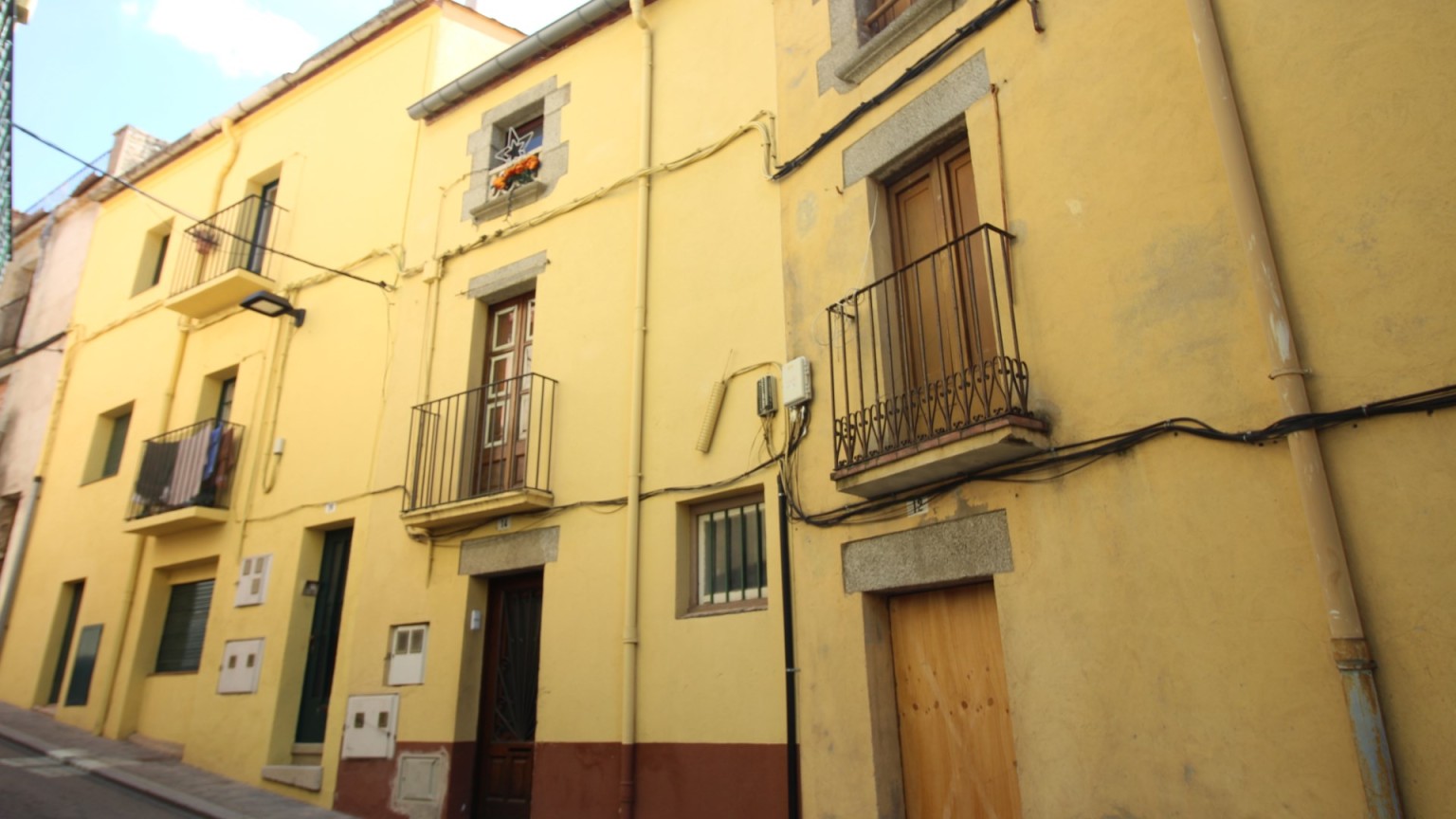 Casa en venta, de planta baja y dos pisos, con garaje opcional,  en  La Jonquera