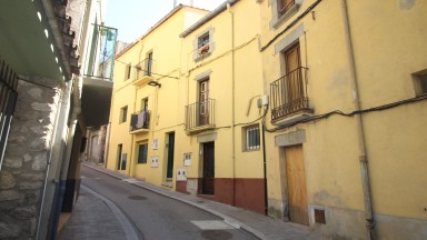 Casa en venta, de planta baja y dos pisos, con garaje opcional,  en  La Jonquera