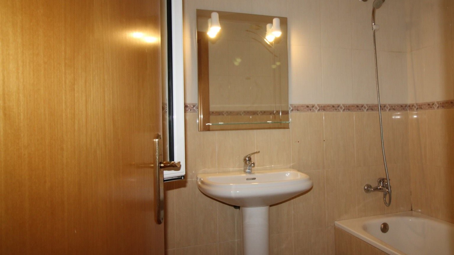 Luminoso piso en venta, con parking incluido, en Figueres