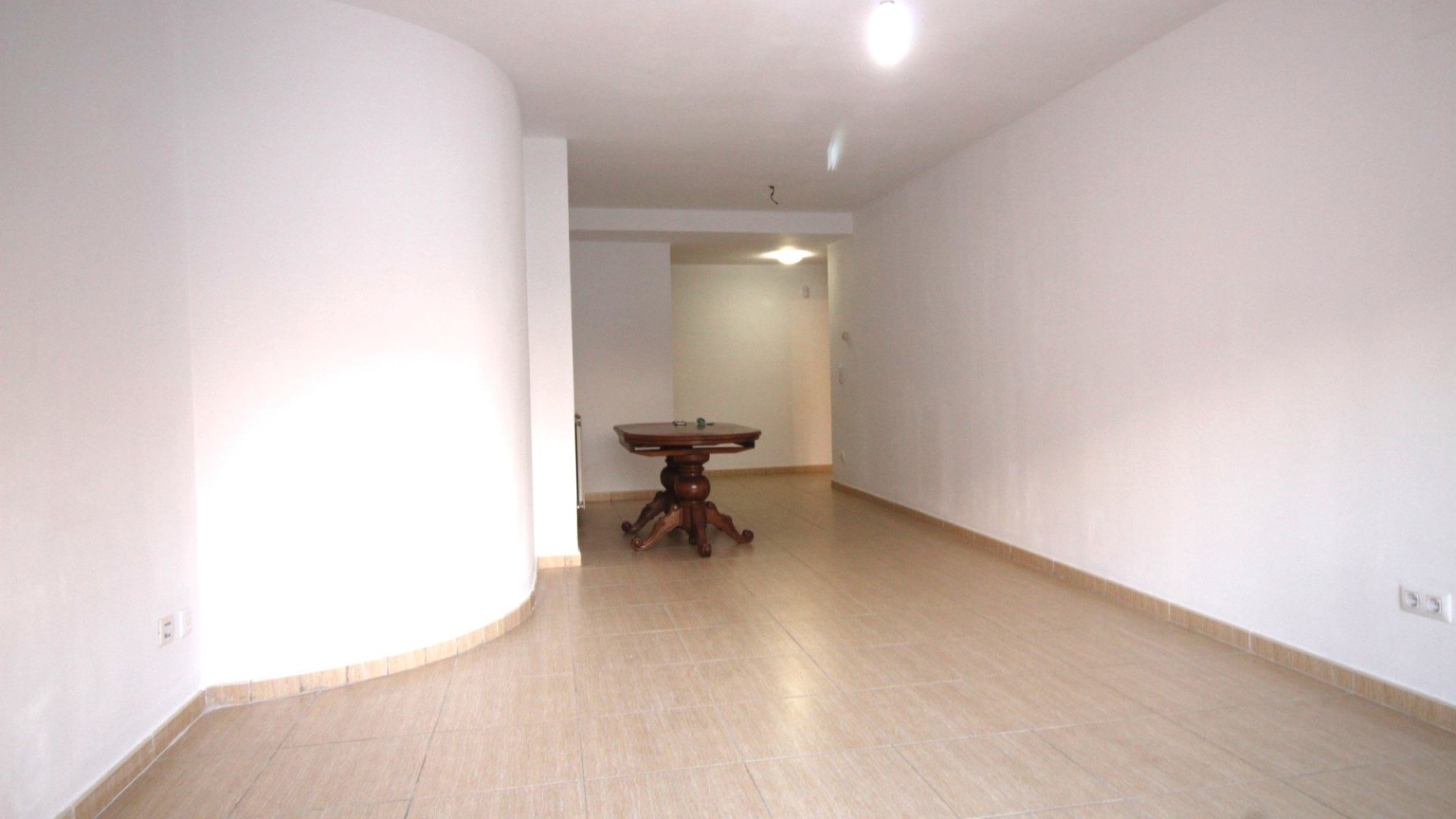 Luminoso piso en venta, con parking incluido, en Figueres