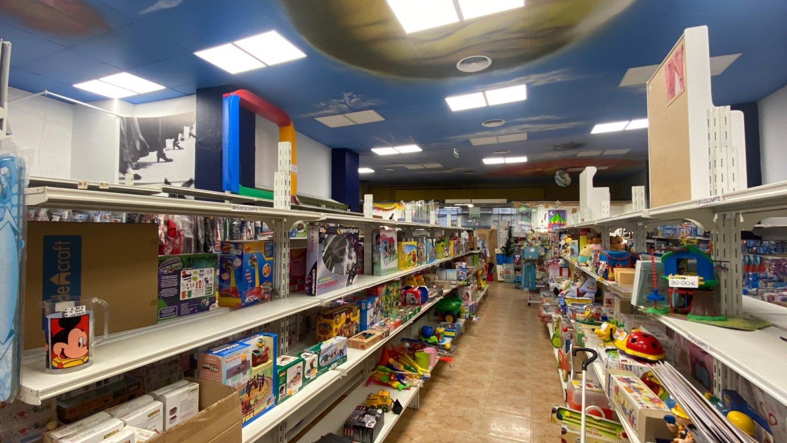 Local comercial en venta o alquiler situado a pocos metros del Museo Dalí y de la Rambla , en Figueres