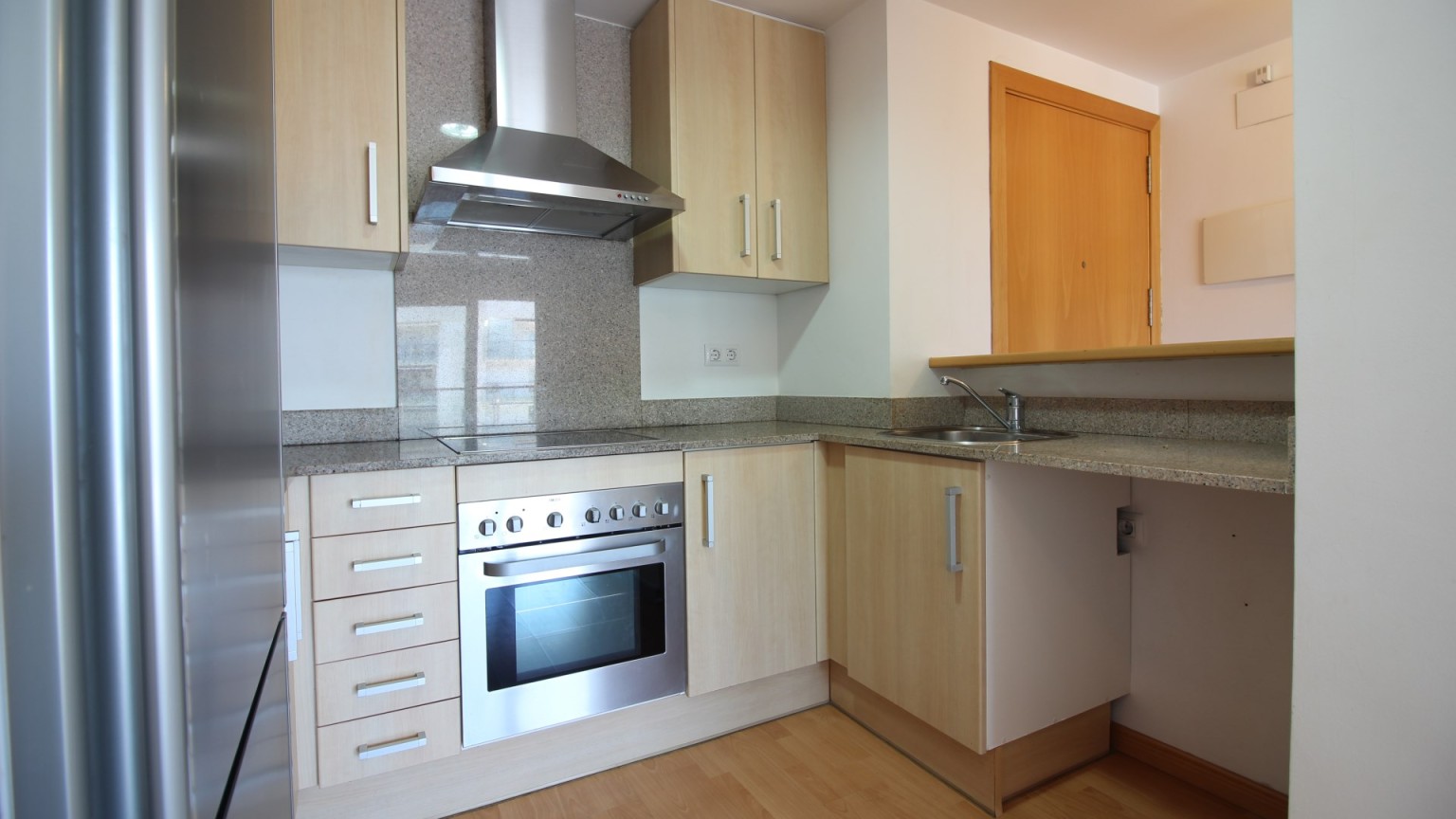 Apartamento en Sta. Margarita con 1 dormitorio, plaza de parking y piscina comunitaria. 