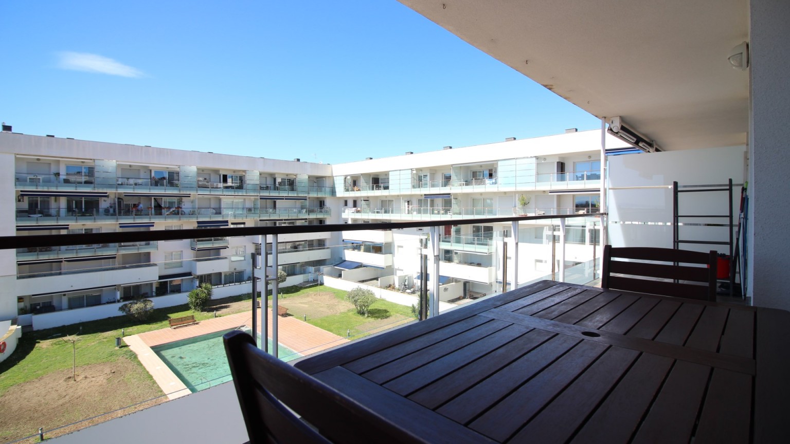 Apartamento en Sta. Margarita con 1 dormitorio, plaza de parking y piscina comunitaria. 