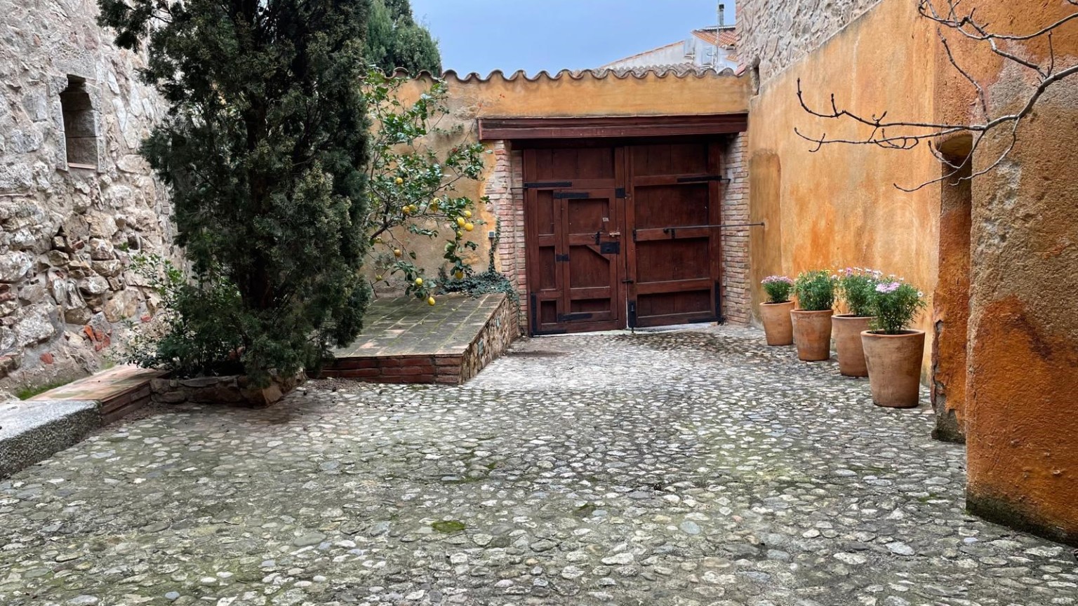 En venda casa rústica, restaurada, amb pati a Capmany