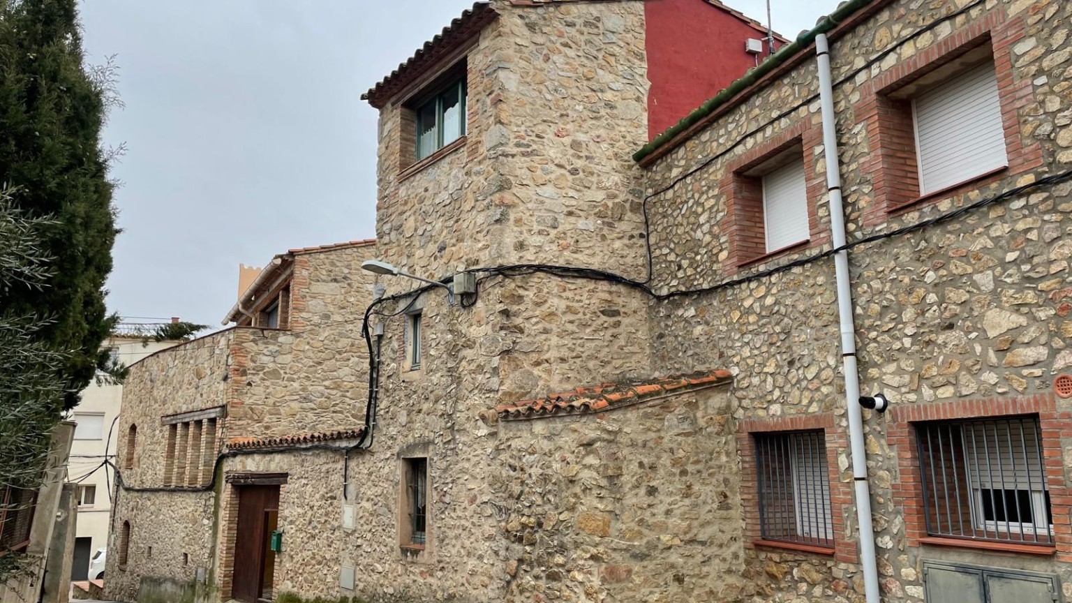 En venda casa rústica, restaurada, amb pati a Capmany