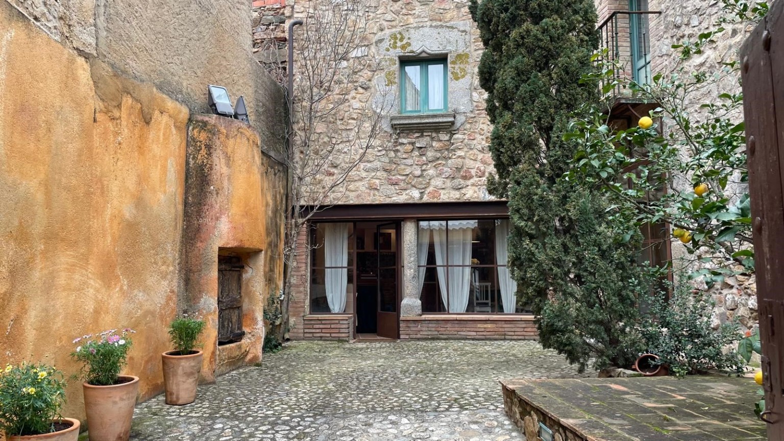 En venda casa rústica, restaurada, amb pati a Capmany