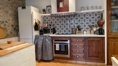 En venda casa rústica, restaurada, amb pati a Capmany