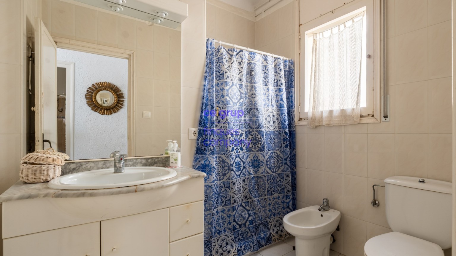 Casa en venta a reformar con 4 dormitorios, 2 baños, garaje y jardín.