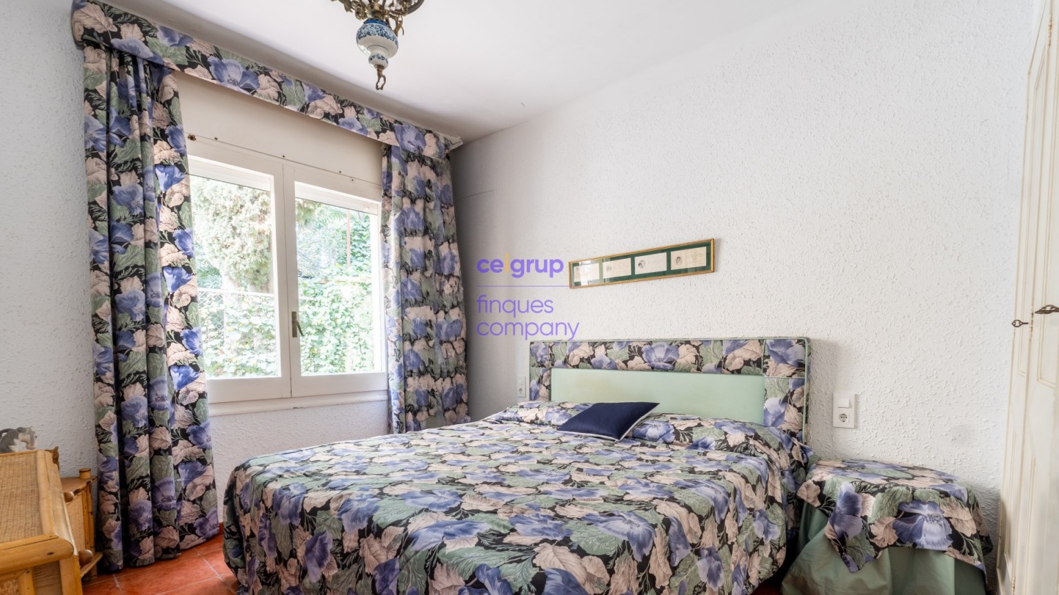 Casa en venta a reformar con 4 dormitorios, 2 baños, garaje y jardín.