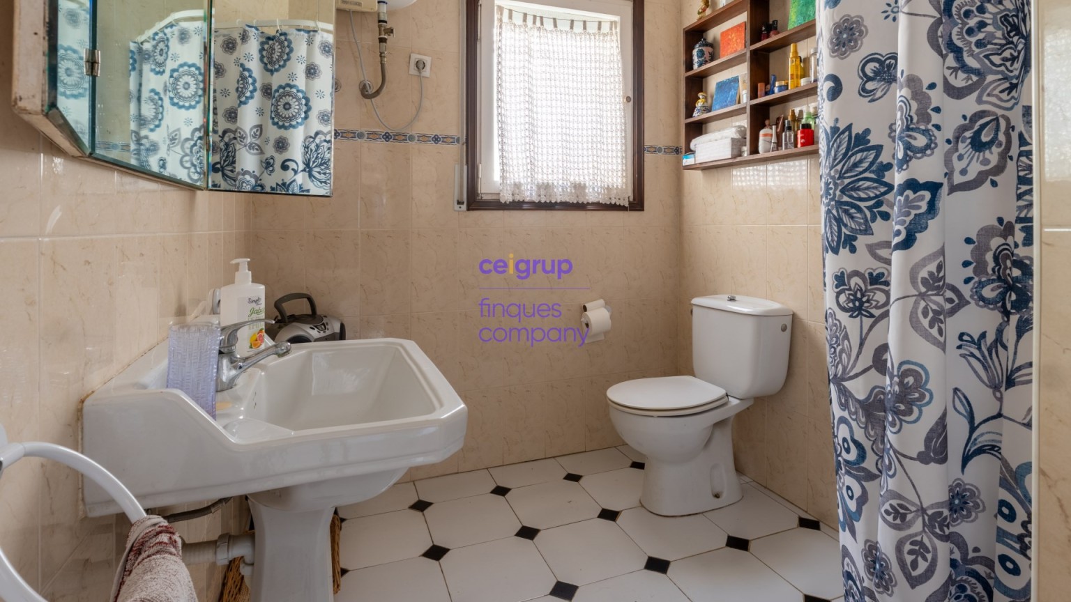 Casa en venta a reformar con 4 dormitorios, 2 baños, garaje y jardín.