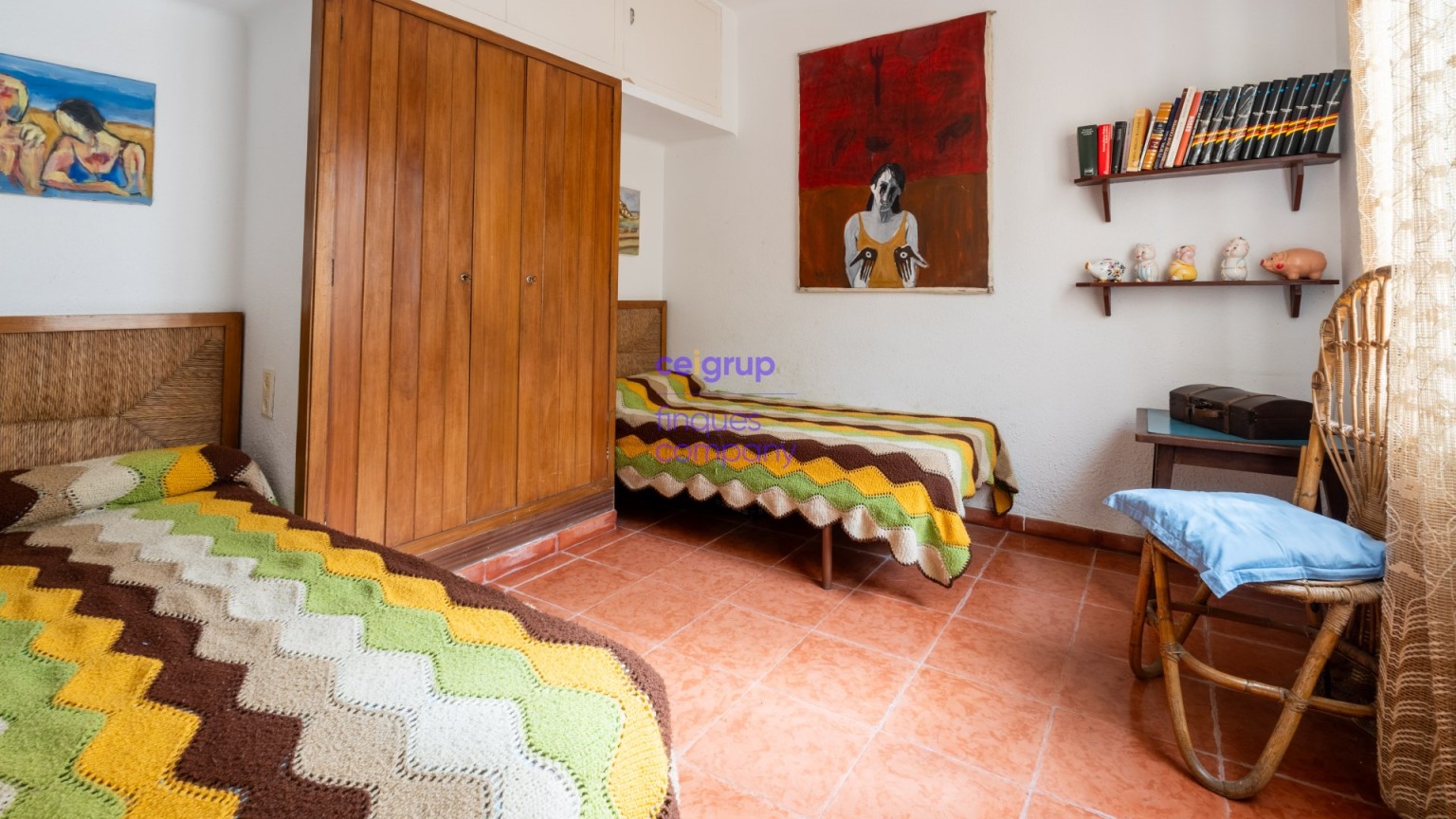 Casa en venta a reformar con 4 dormitorios, 2 baños, garaje y jardín.