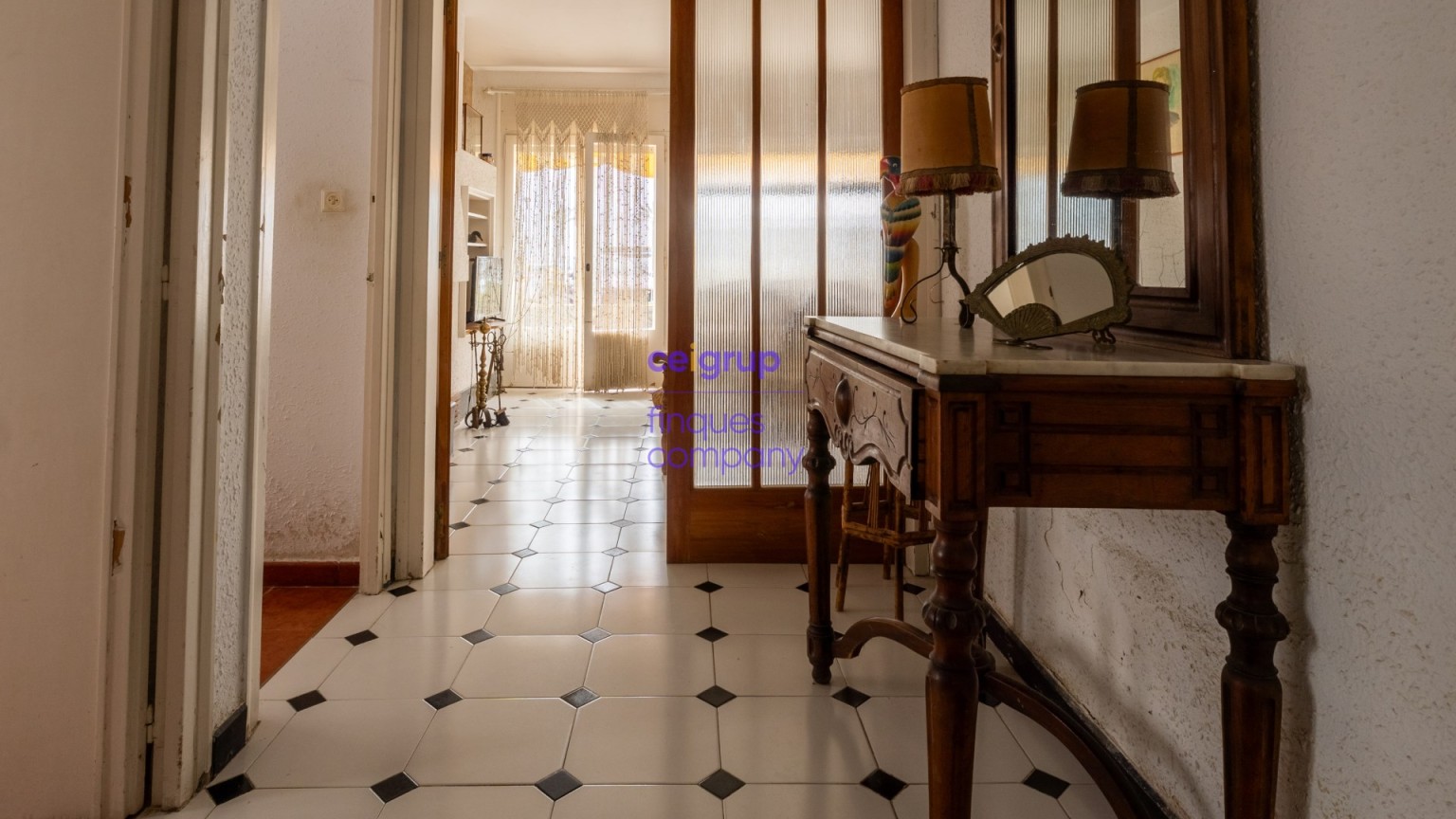Casa en venta a reformar con 4 dormitorios, 2 baños, garaje y jardín.