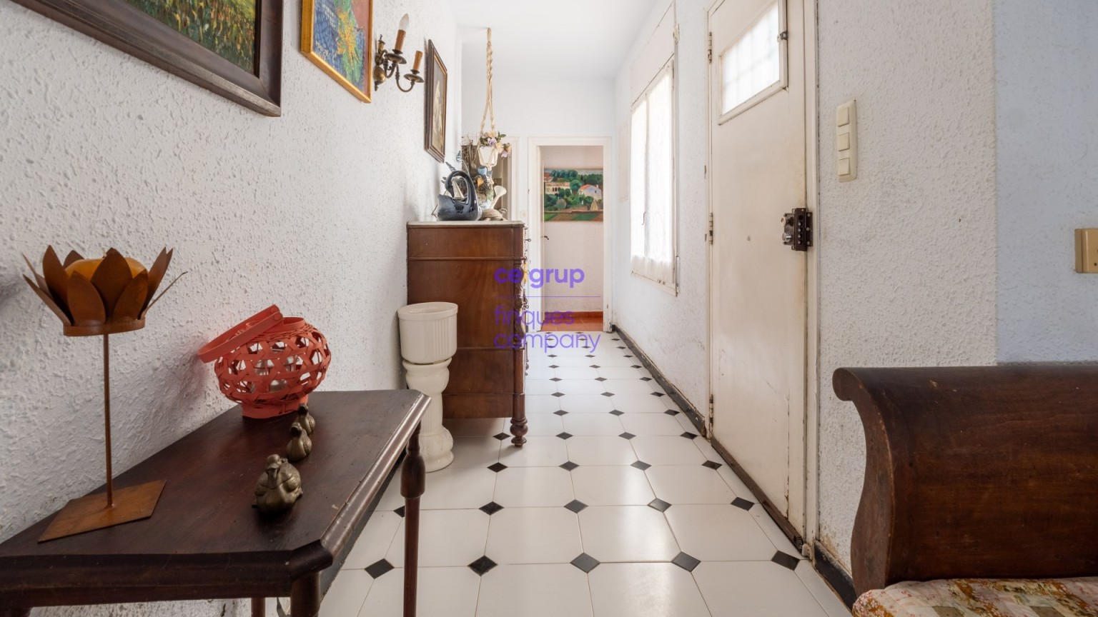 Casa en venta a reformar con 4 dormitorios, 2 baños, garaje y jardín.