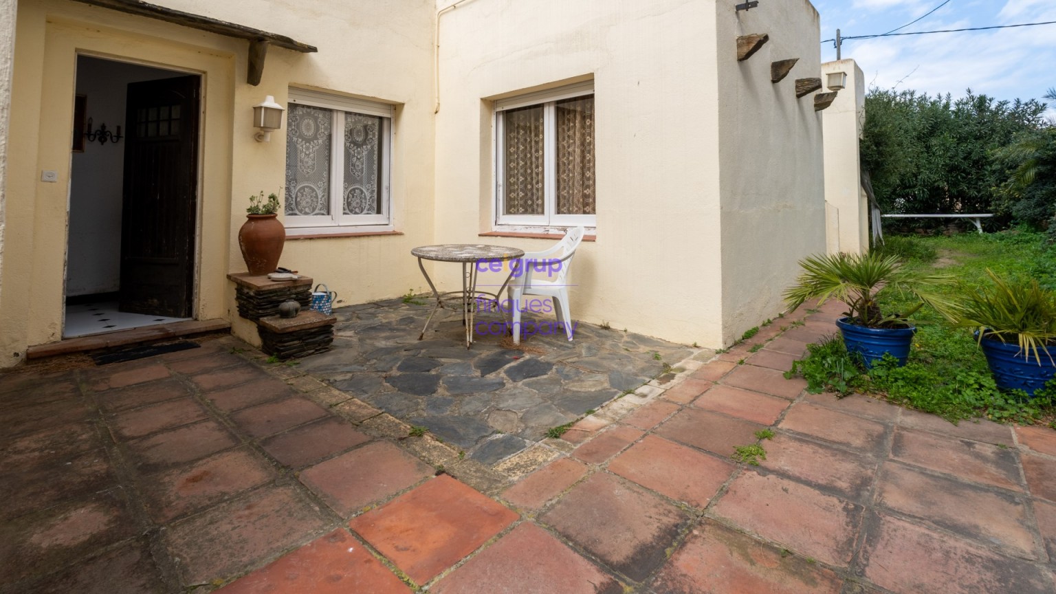 Casa en venta a reformar con 4 dormitorios, 2 baños, garaje y jardín.