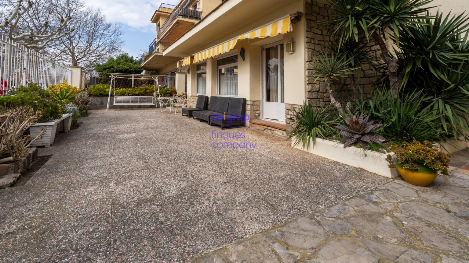 Casa en venta a reformar con 4 dormitorios, 2 baños, garaje y jardín.