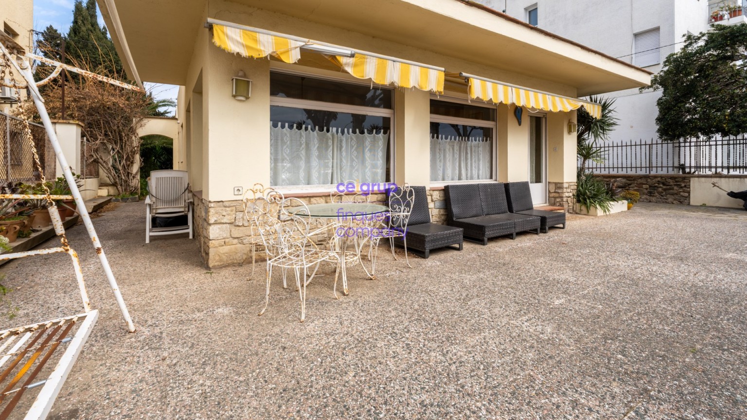 Casa en venta a reformar con 4 dormitorios, 2 baños, garaje y jardín.