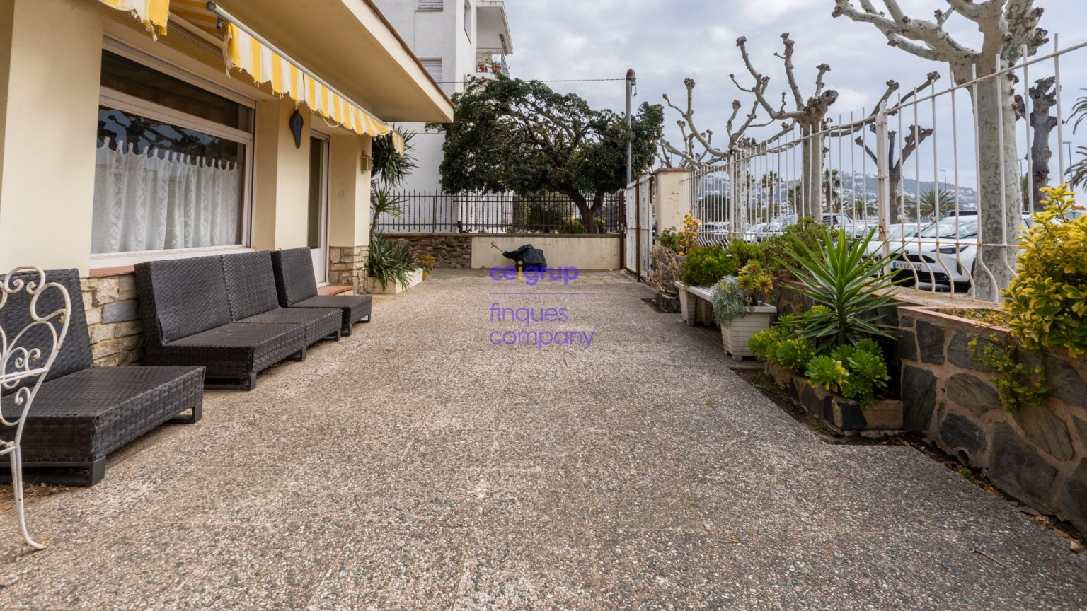 Casa en venta a reformar con 4 dormitorios, 2 baños, garaje y jardín.