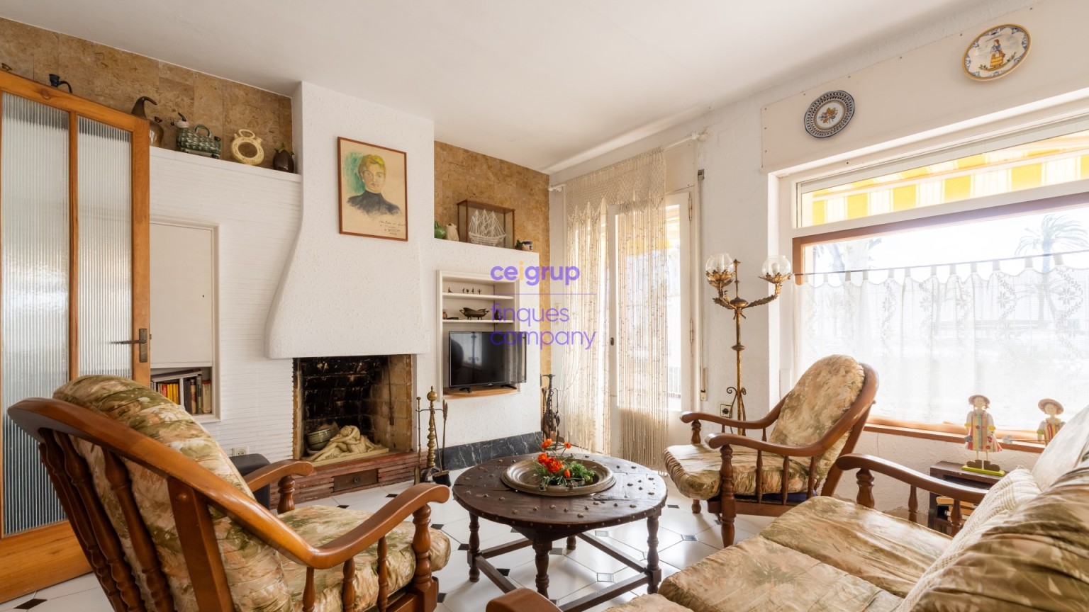 Casa en venta a reformar con 4 dormitorios, 2 baños, garaje y jardín.
