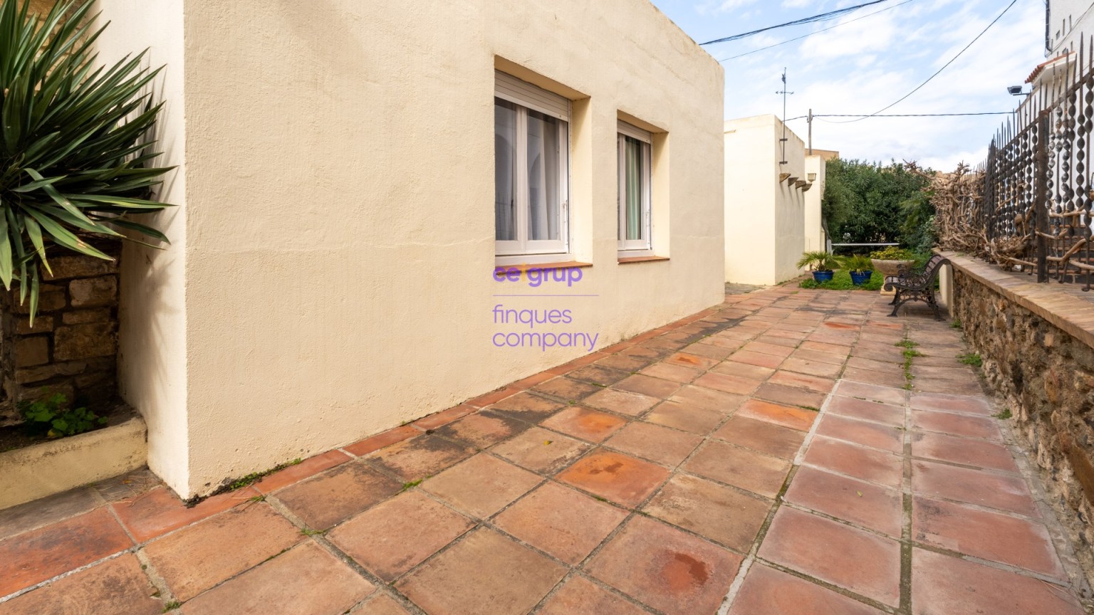 Casa en venta a reformar con 4 dormitorios, 2 baños, garaje y jardín.