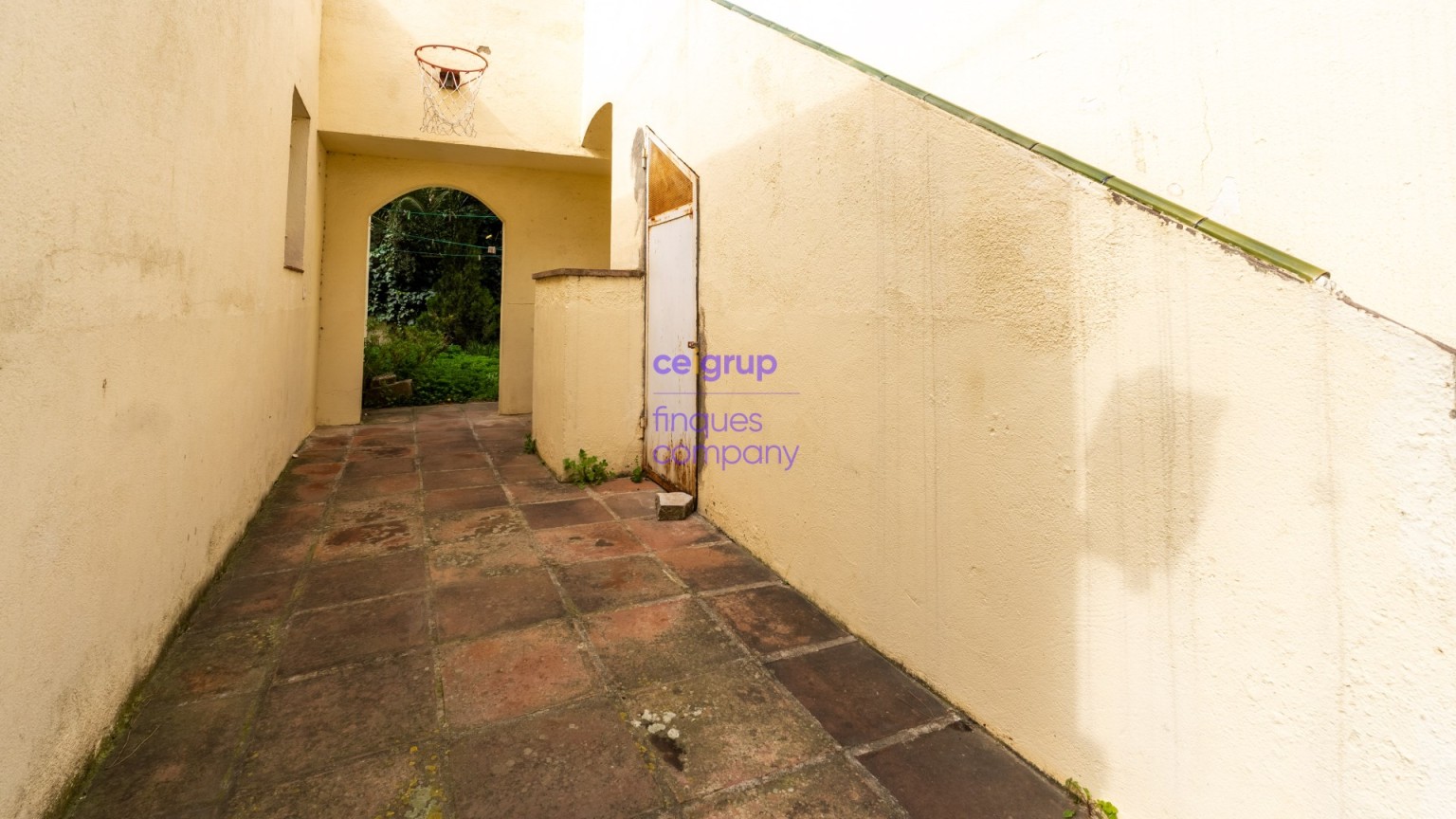 Casa en venta a reformar con 4 dormitorios, 2 baños, garaje y jardín.