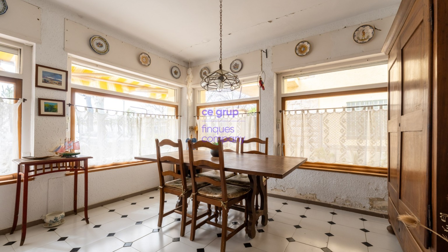 Casa en venta a reformar con 4 dormitorios, 2 baños, garaje y jardín.