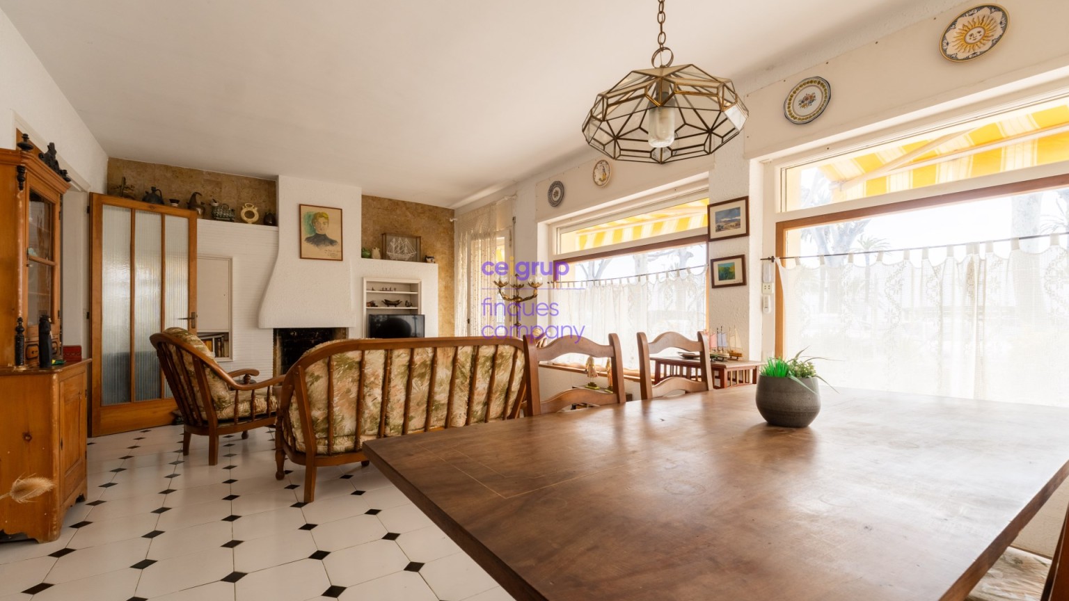 Casa en venta a reformar con 4 dormitorios, 2 baños, garaje y jardín.