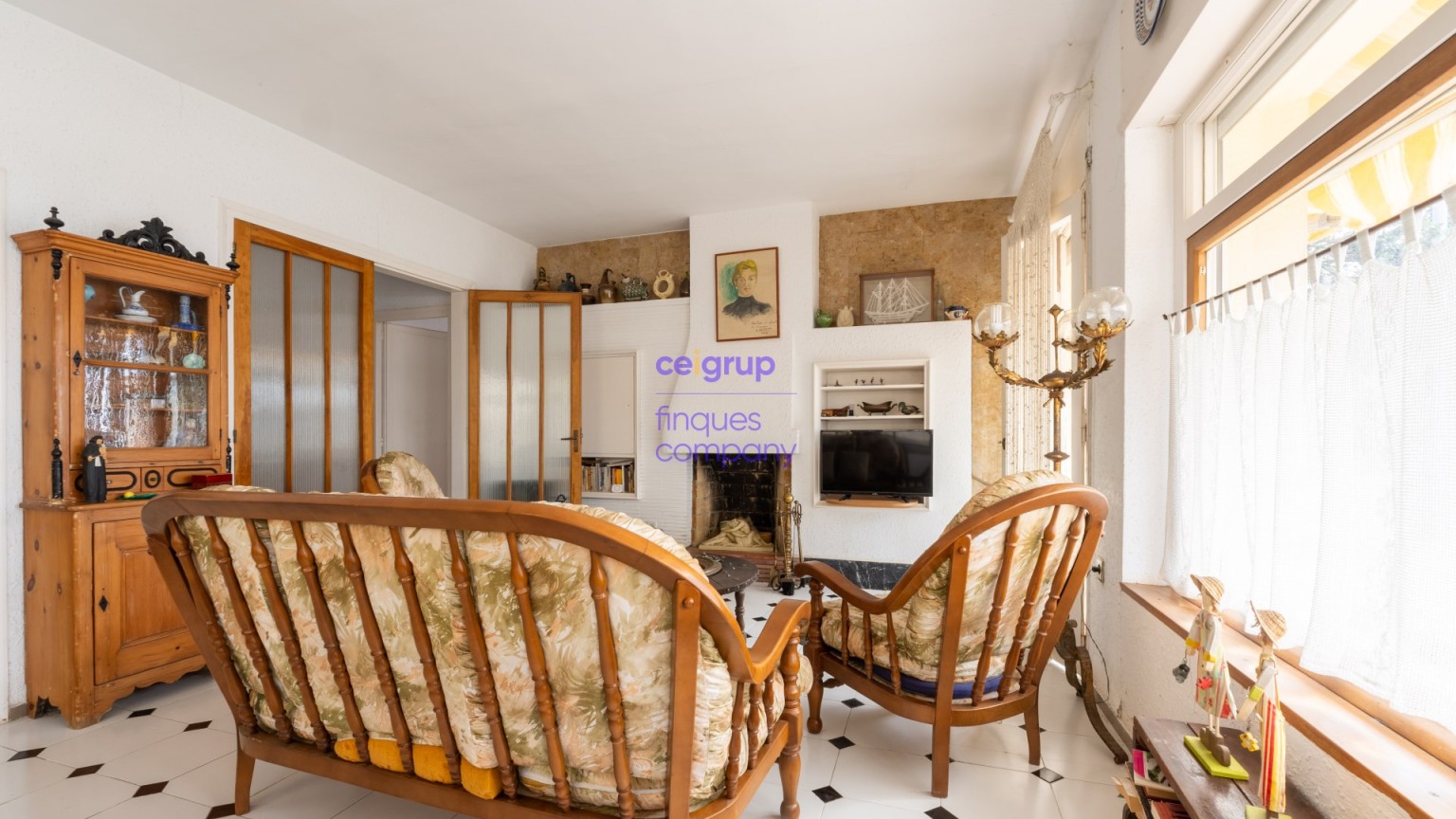 Casa en venta a reformar con 4 dormitorios, 2 baños, garaje y jardín.