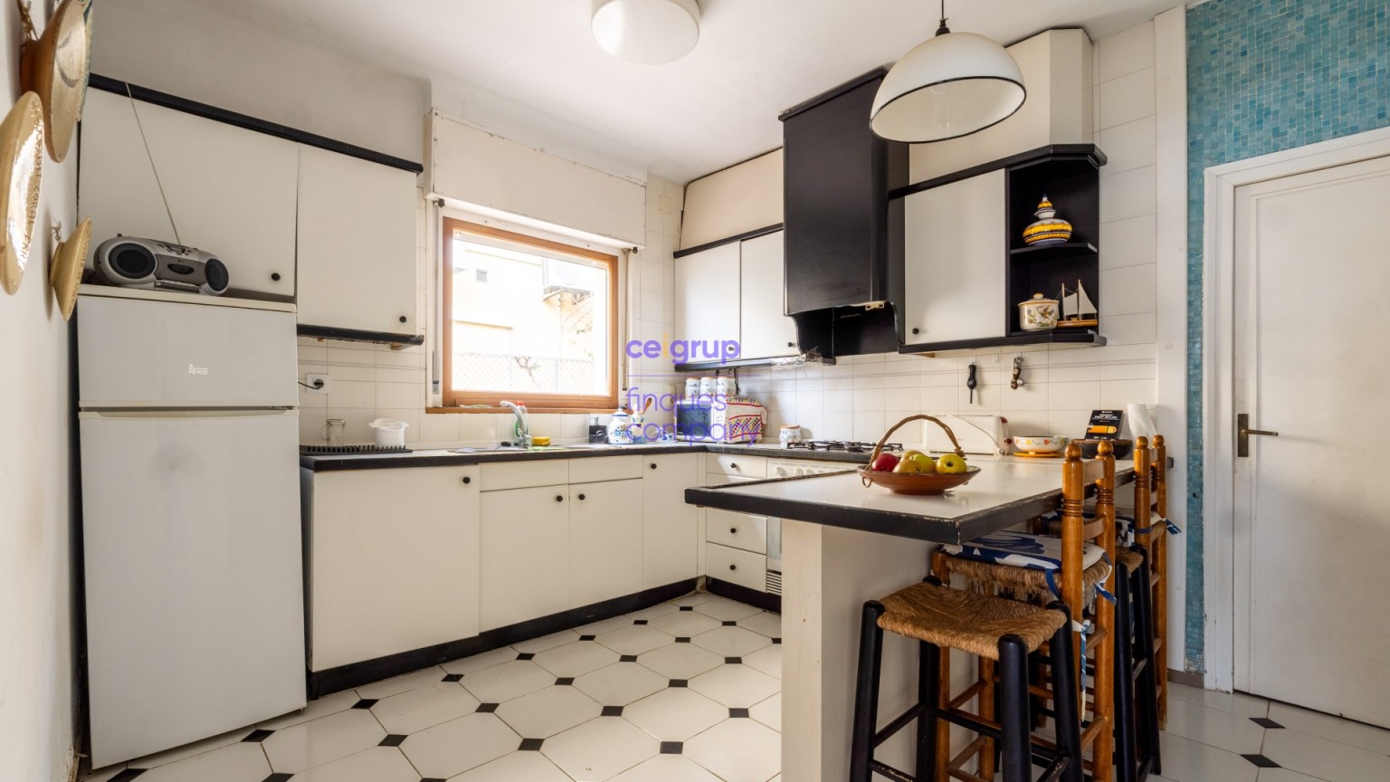 Casa en venta a reformar con 4 dormitorios, 2 baños, garaje y jardín.