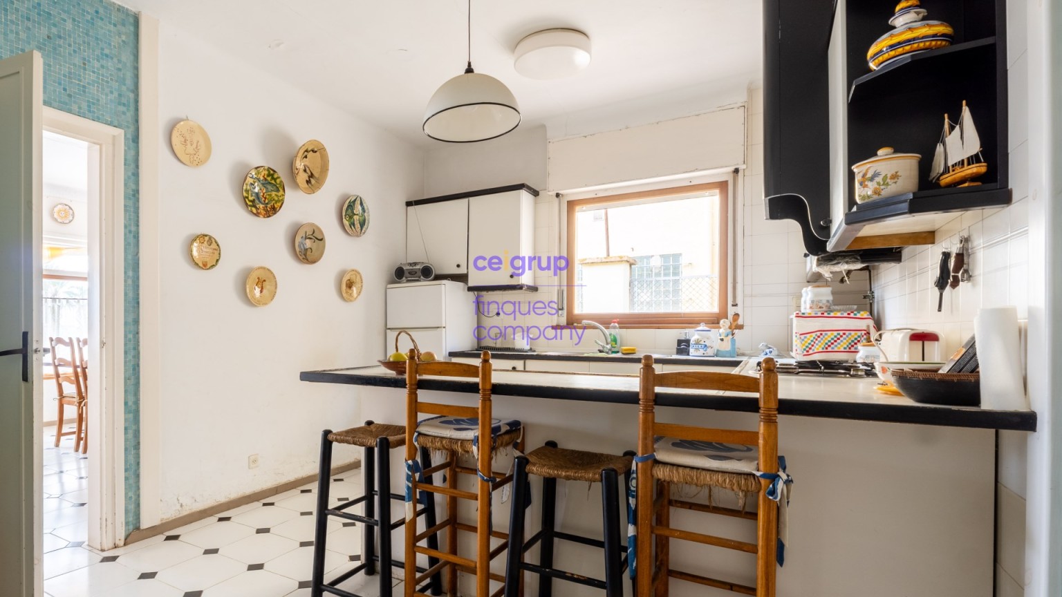 Casa en venta a reformar con 4 dormitorios, 2 baños, garaje y jardín.