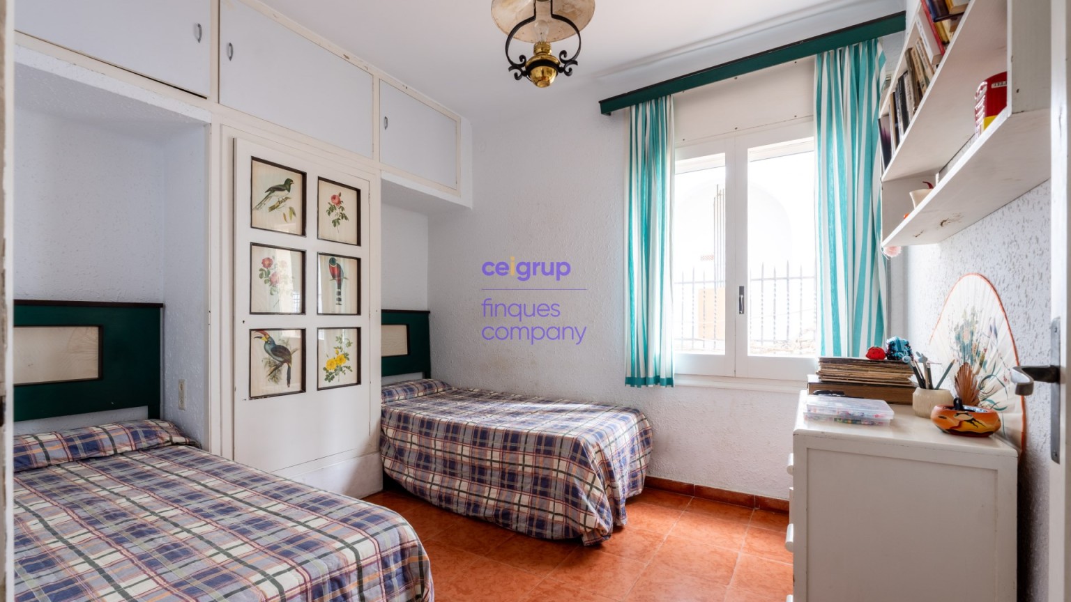 Casa en venta a reformar con 4 dormitorios, 2 baños, garaje y jardín.