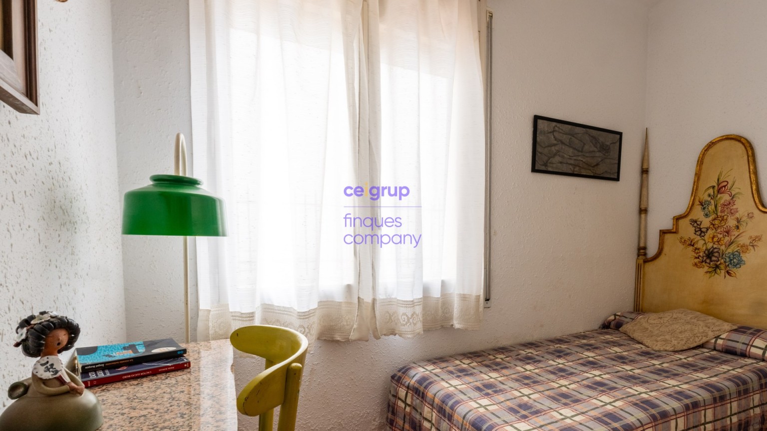 Casa en venta a reformar con 4 dormitorios, 2 baños, garaje y jardín.