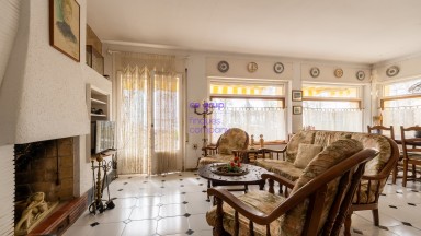 Casa en venta a reformar con 4 dormitorios, 2 baños, garaje y jardín.