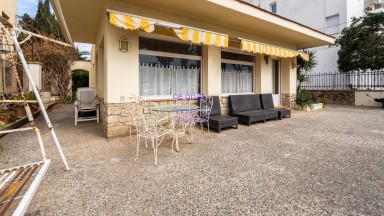 Casa en venta a reformar con 4 dormitorios, 2 baños, garaje y jardín.
