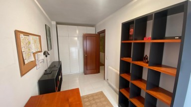 Piso de alquiler amueblado en el centro de Figueres, de 4 habitaciones y parking.