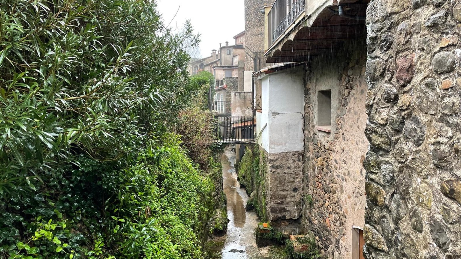 Rustic house for sale, with garden, in Sant Llorenç de la Muga