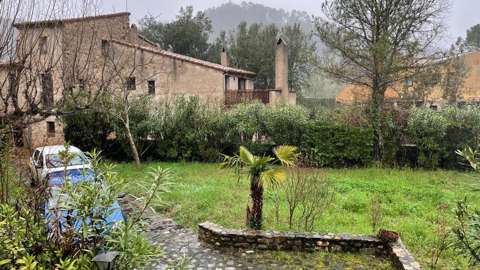 Rustic house for sale, with garden, in Sant Llorenç de la Muga