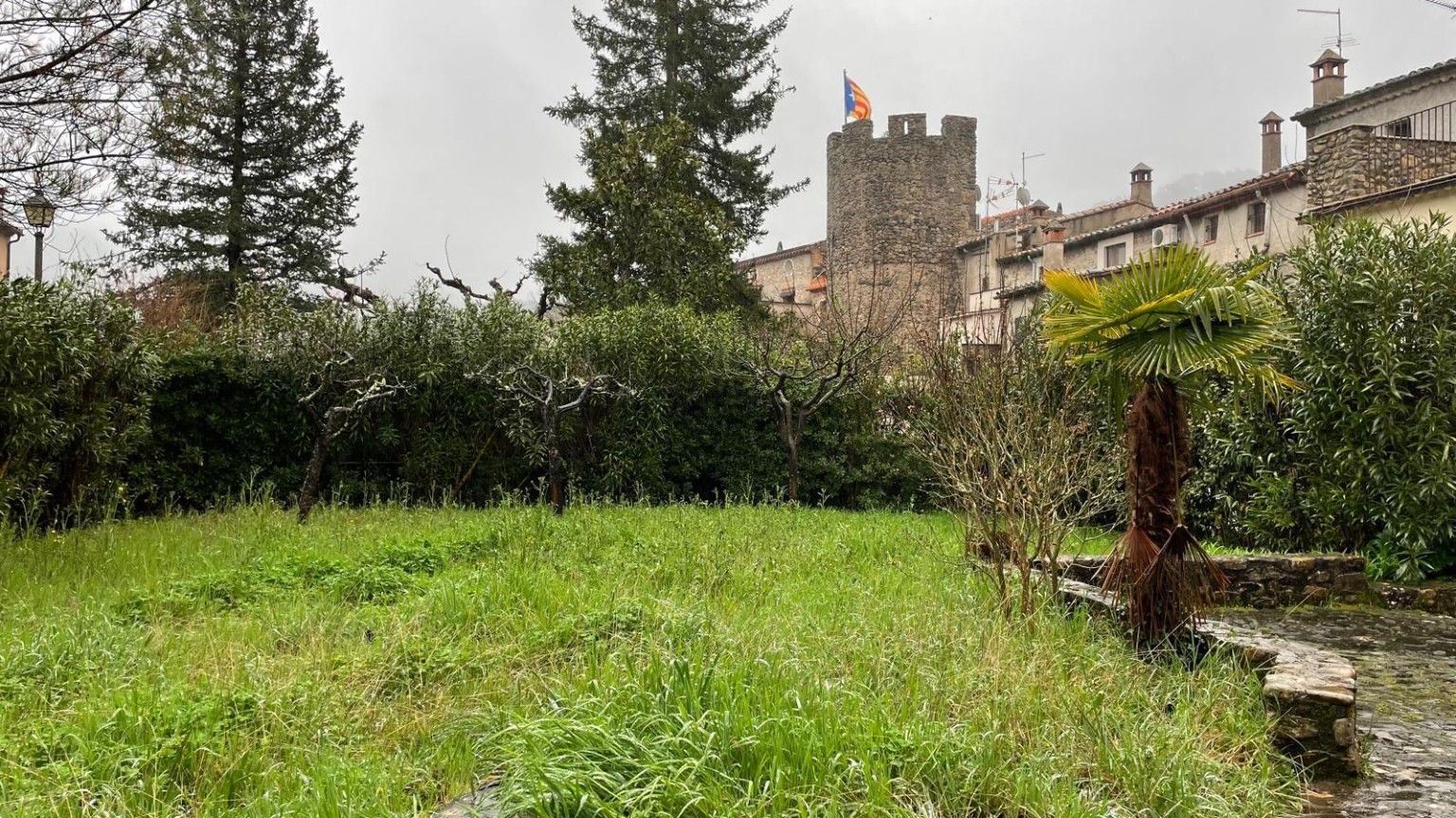 Rustic house for sale, with garden, in Sant Llorenç de la Muga