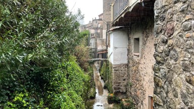 Rustic house for sale, with garden, in Sant Llorenç de la Muga