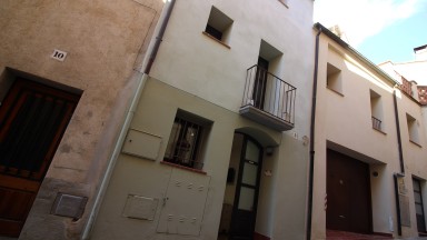 Casa de dos plantas en el centro de Peralada, con dos dormitorios.