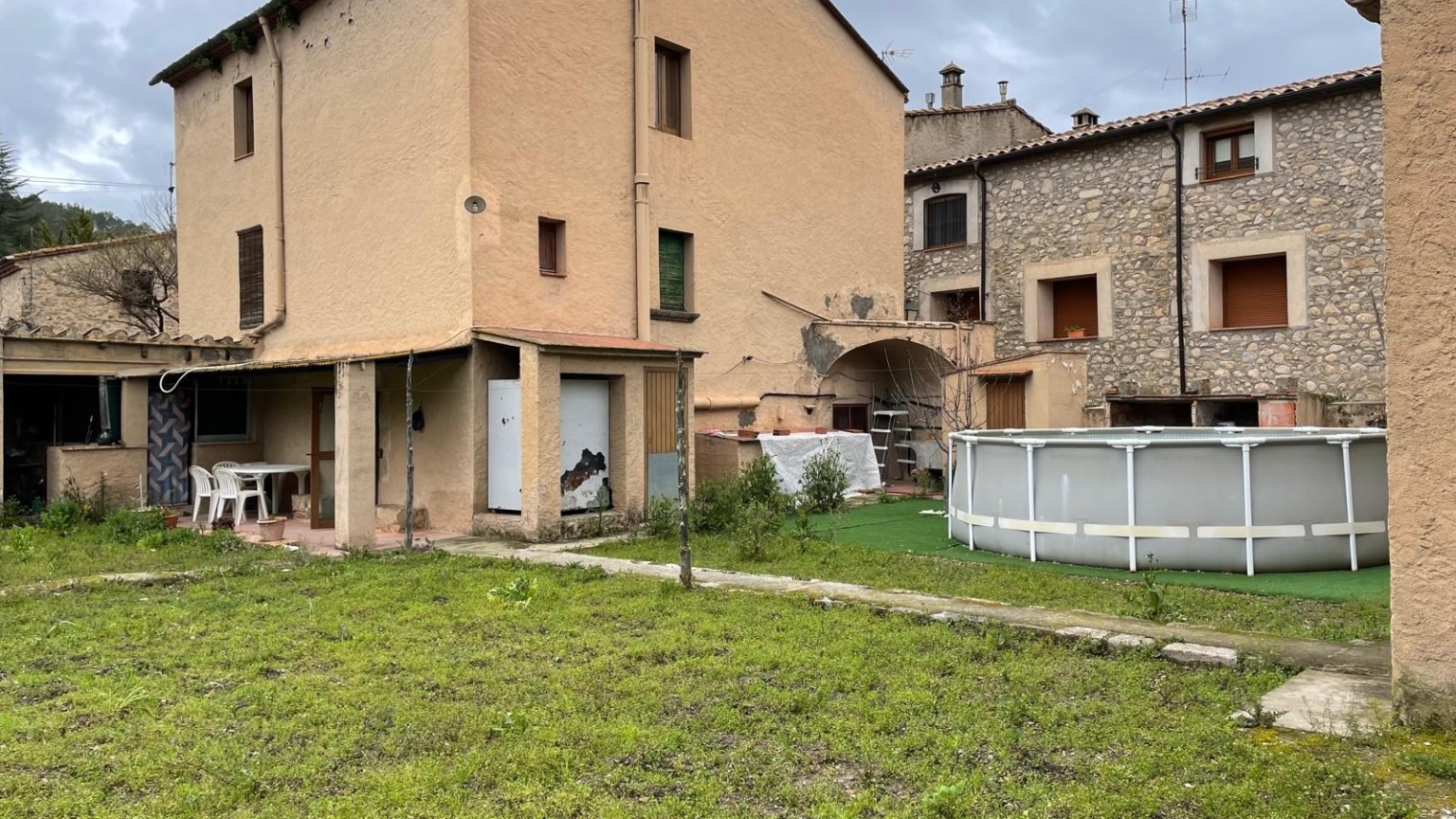 Casa de pueblo, en el centro de Sant Llorenç de la Muga para reformar. 	