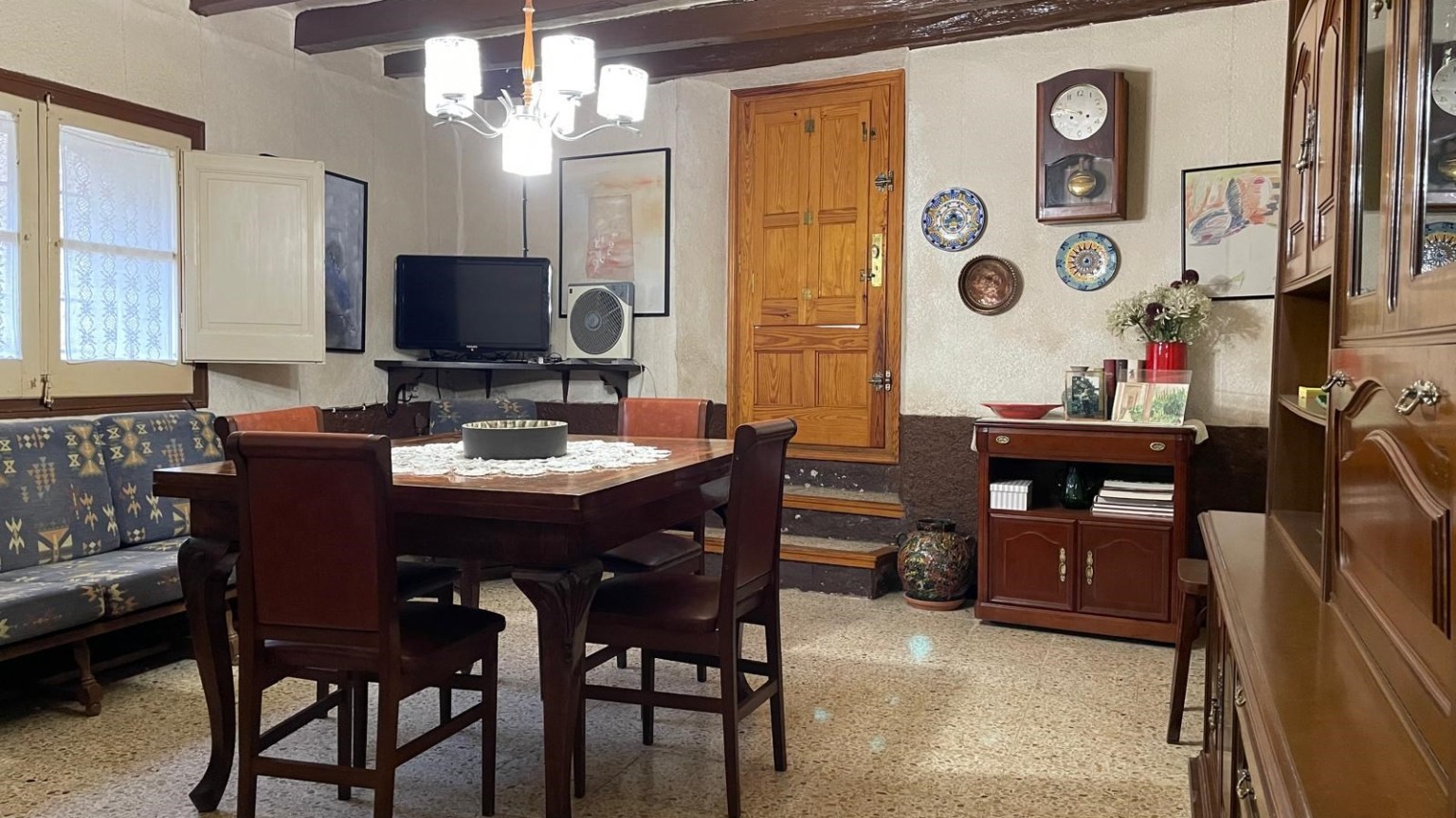 Casa de pueblo, en el centro de Sant Llorenç de la Muga para reformar. 	